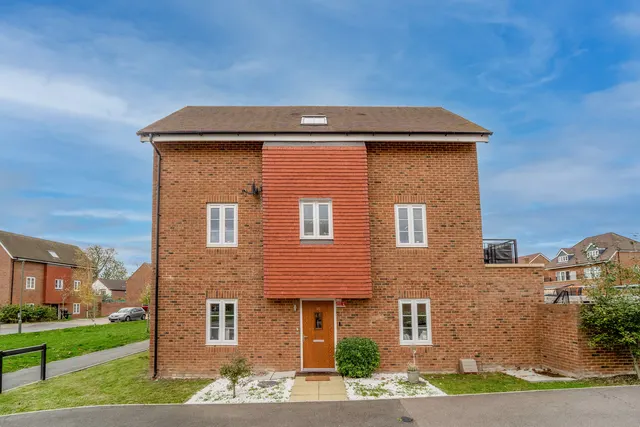 Beatrice Square, Tadworth, KT20, photo 2