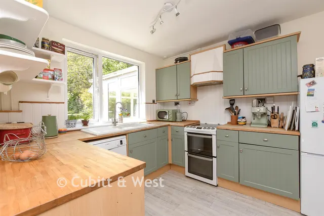 Arbutus Close, Meadvale, RH1, photo 2