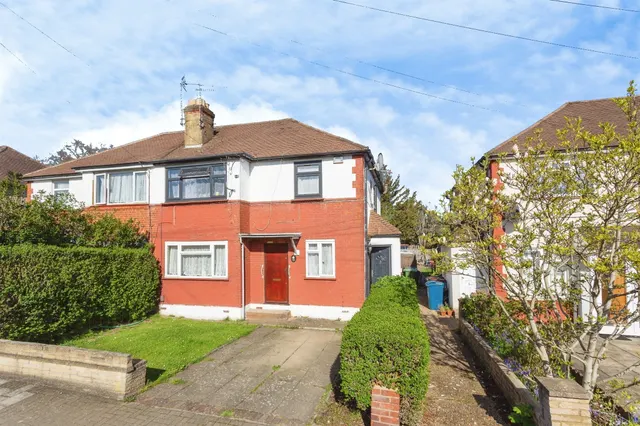 Ivy Close, HARROW, photo 1