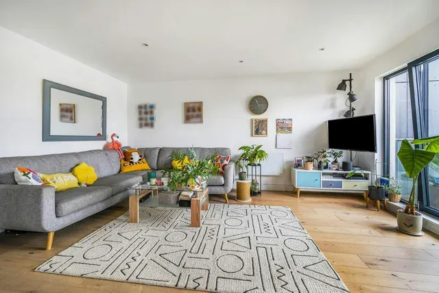 Photo 3 — Royal Crescent Road, Royal Crescent Apartments, SO14