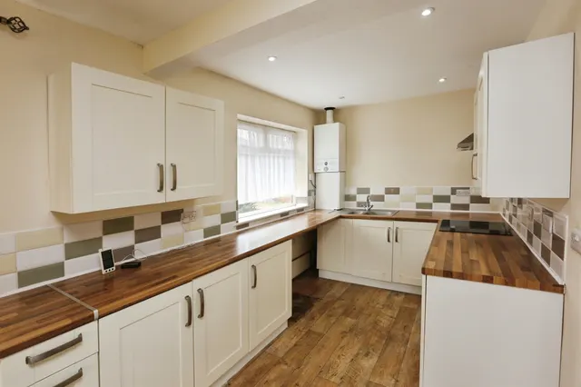 Photo 2 — Coombe Farm Avenue, Fareham
