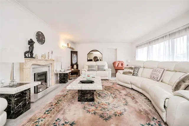 Photo 3 — Poplar Close, Leighton Buzzard, Bedfordshire, LU7