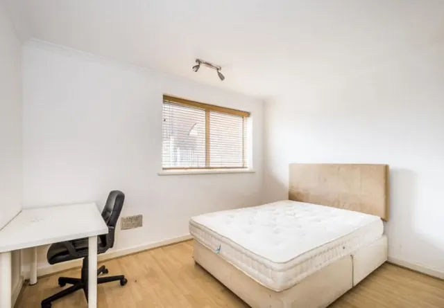 Parkgate Road, London, photo 1