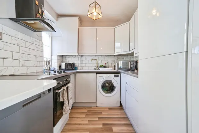 Rylands Avenue, Gilstead, BD16, photo 3