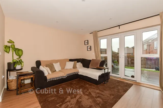 Canter Drive, Cranleigh, GU6, photo 2