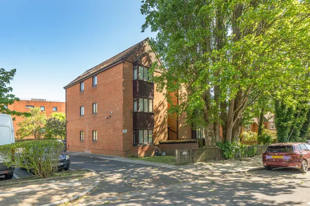 4 Churchill Court, 94 Ashbourne Road, London, photo 1