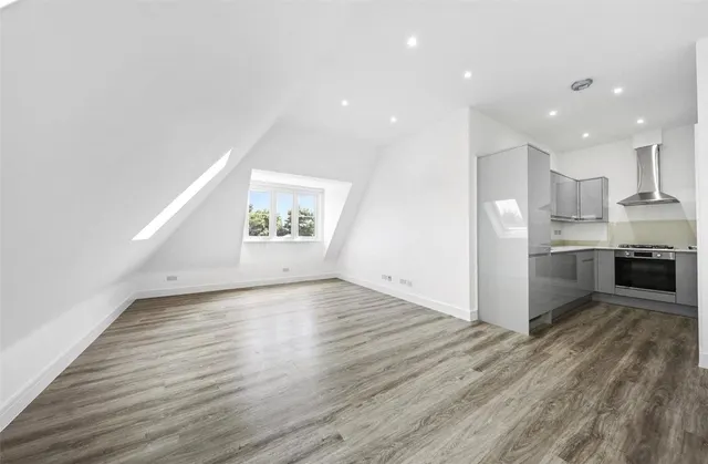 Tudor Gardens, Kingsbury, NW9, photo 2