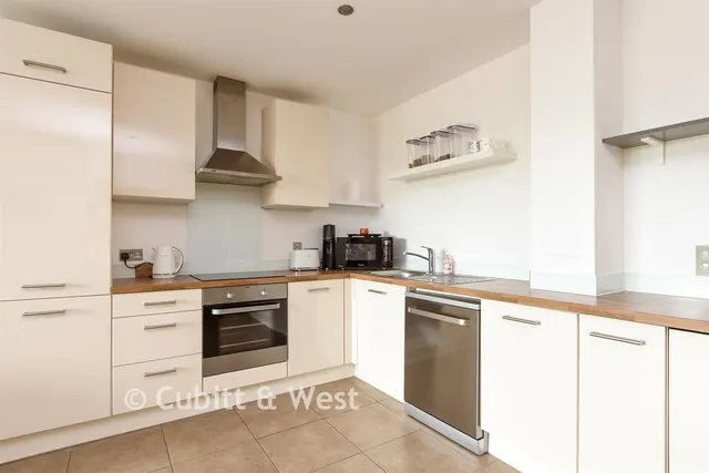 Russells Crescent, Horley, RH6, photo 3