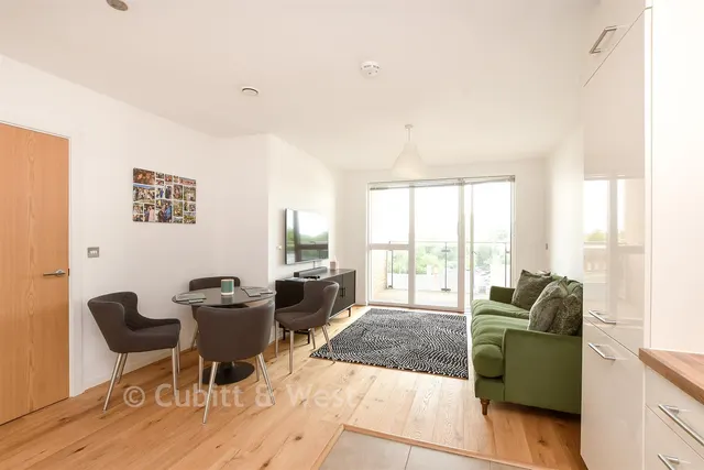 Russells Crescent, Horley, RH6, photo 2