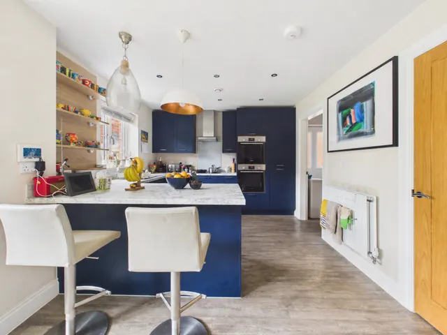 Winter Crescent, Lydney, GL15, photo 2