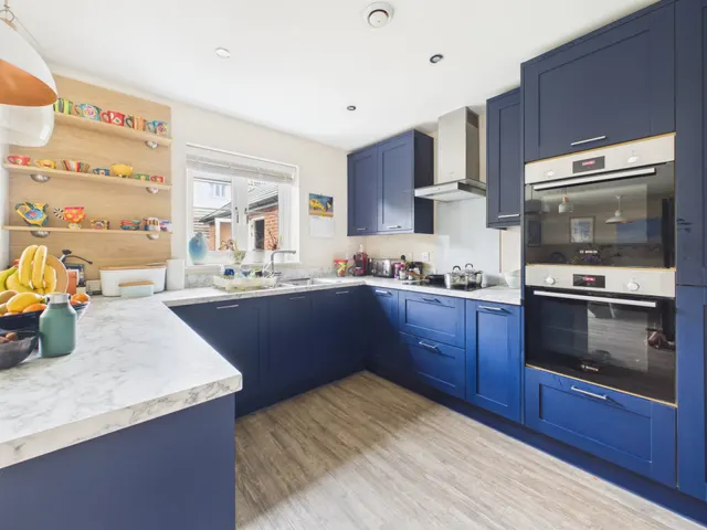 Winter Crescent, Lydney, GL15, photo 3