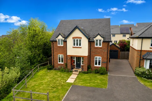 Winter Crescent, Lydney, GL15, photo 1