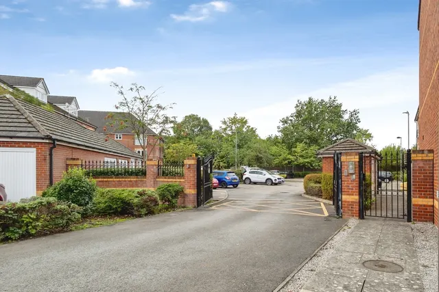 Chelburn Court, Stockport, SK3, photo 2