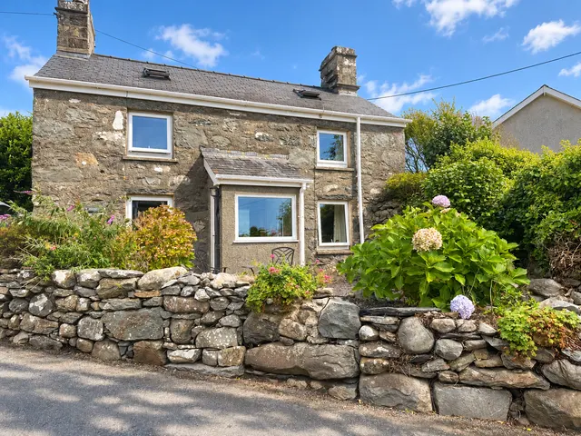Tyn Y Buarth, Llanfair, LL46, photo 1