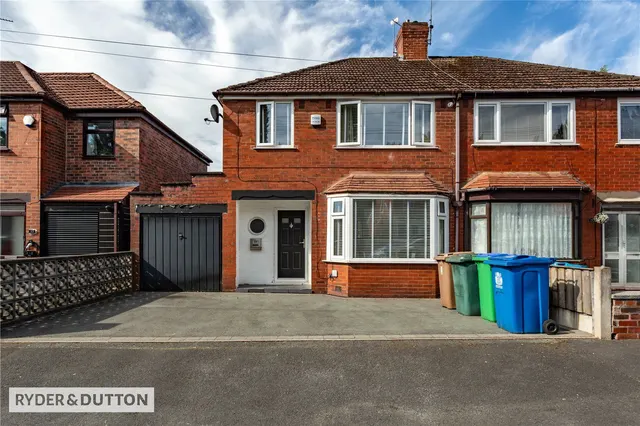 Parkfield Drive, Rhodes, M24, photo 1