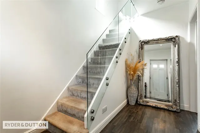 Parkfield Drive, Rhodes, M24, photo 2