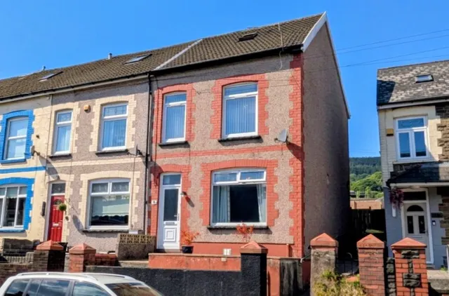 Hawarden Place, Troedyrhiw, photo 1
