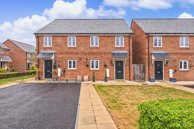 Waring Crescent, Aston Clinton, HP22, photo 1