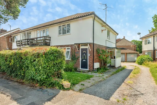 Queens Road, Horley, photo 1