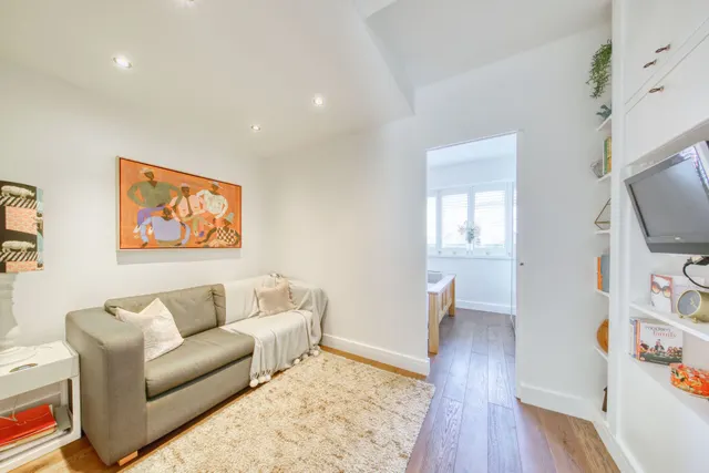 Photo 2 — Burntwood Lane, London, SW17 0AH