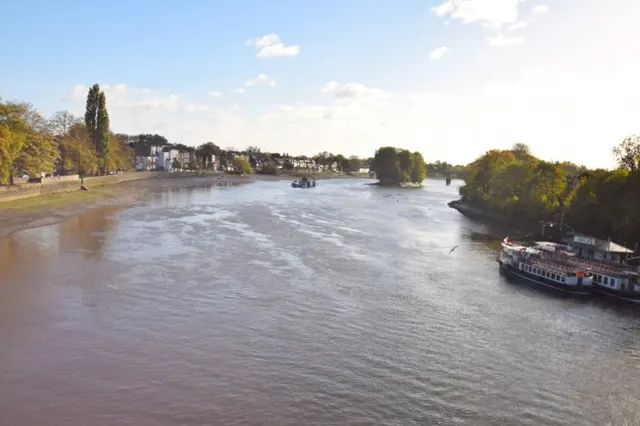 Kew Bridge Road, photo 1