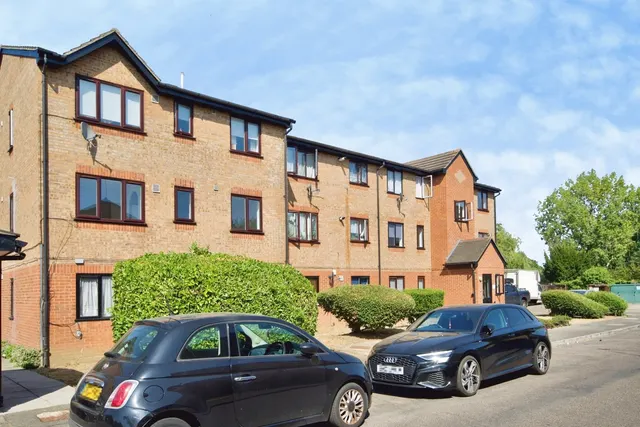 Photo 2 — Streamside Close, London, N9