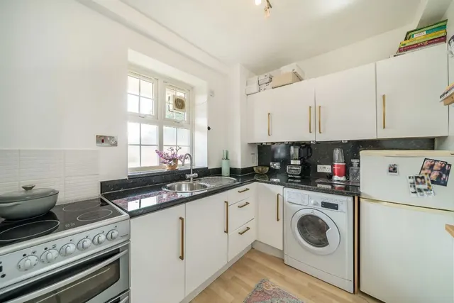 Streatham Close, SW16, photo 3