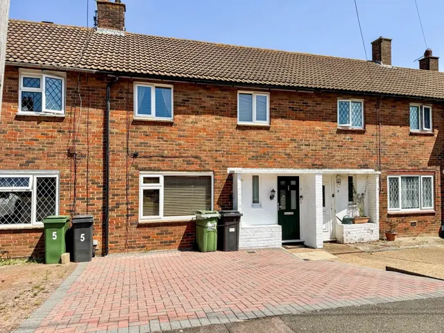Meadowlands Avenue, Eastbourne, photo 1