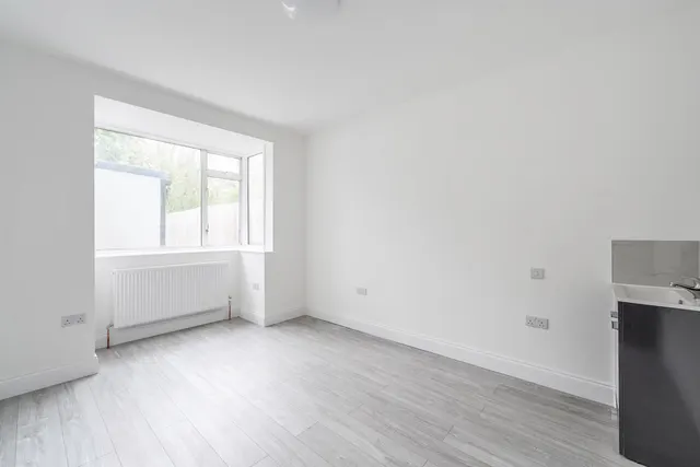 Photo 2 — 33 Stuart Road, Harrow