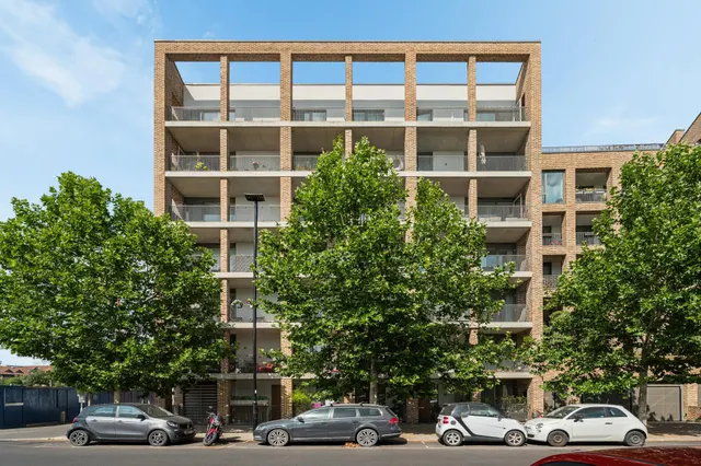 Paddlers Avenue, TW8, photo 1