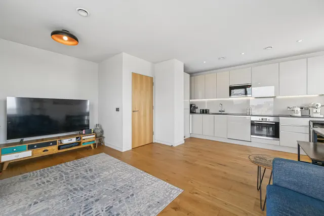 Paddlers Avenue, TW8, photo 2