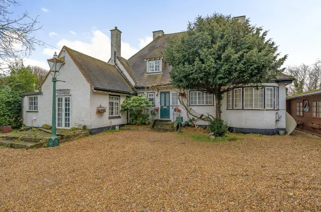 Chertsey Lane, Staines, TW18, photo 2