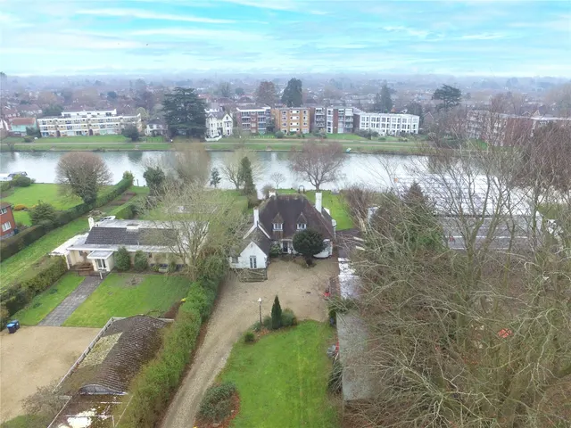 Chertsey Lane, Staines, TW18, photo 3