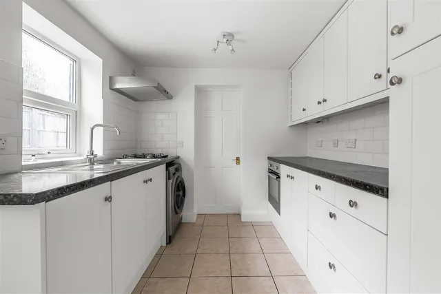 Byron Place, Leatherhead, KT22, photo 3