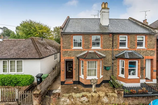 Byron Place, Leatherhead, KT22, photo 1