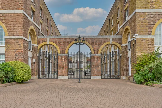 Flat 103, 350 The Highway, London, photo 1