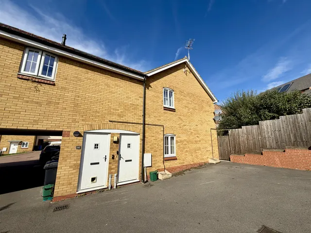 Lily Close, Burton Latimer, NN15, photo 1