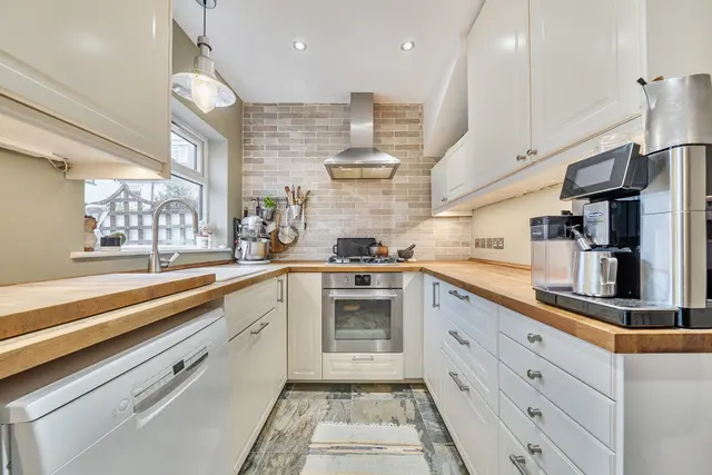 Woodbrook Road, SE2, photo 1