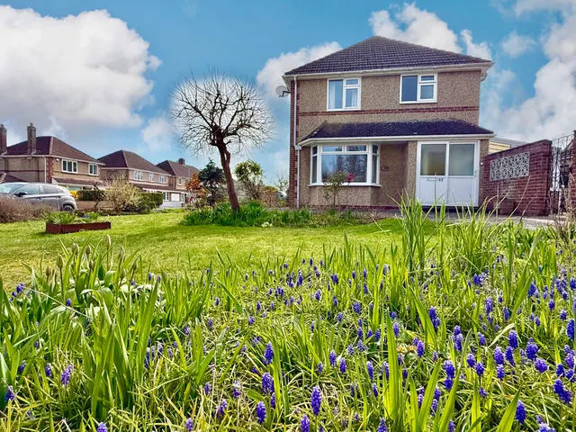 Photo 3 — Highclere Avenue, Swindon, Wiltshire, SN3 1HG