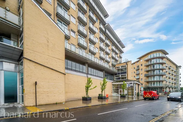 Bedfont Lane, Feltham, TW13, photo 2