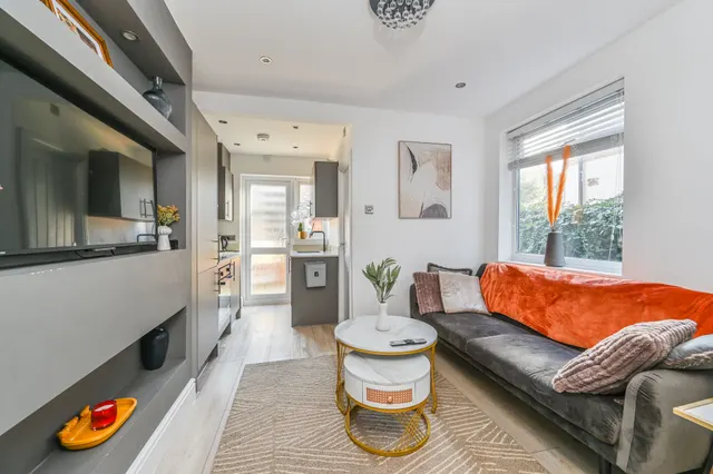36 Dinton Road, London, photo 1