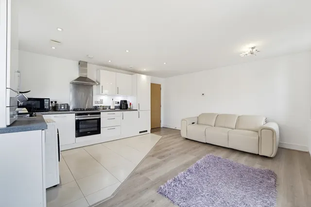 Laburnum Way, Staines-upon-thames, TW19, photo 3