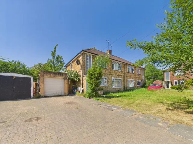Feltham, Middlesex, photo 1