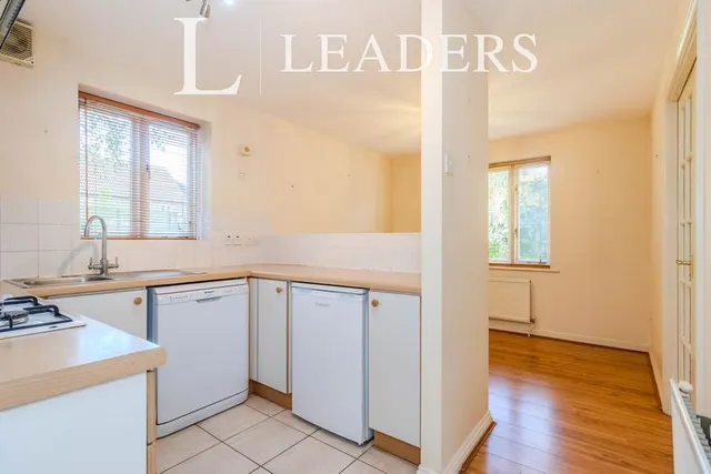 Kaye Don Way, Weybridge, KT13, photo 3