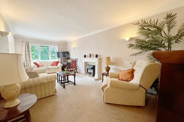 Woburn Court, Stockport, photo 2