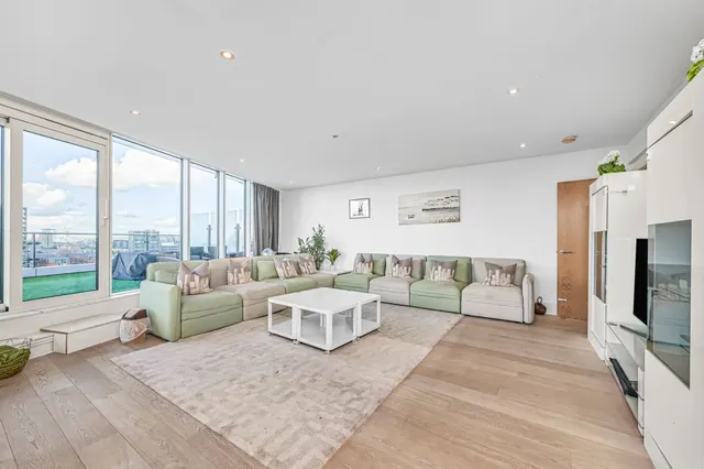 Juniper Drive, London, SW18, photo 1