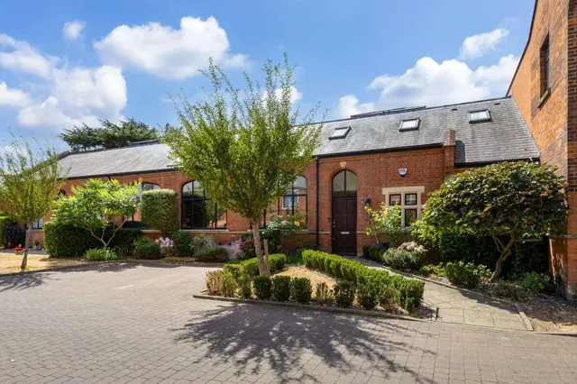 Kent House, Marlborough Drive, Bushey, Hertfordshire, WD23 2RR, photo 1