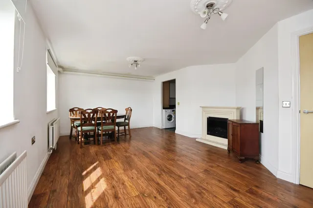 Gillian Crescent, Romford, RM2, photo 2