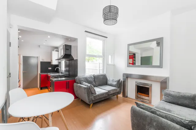 Photo 3 — 2 St Winefrides Avenue, London