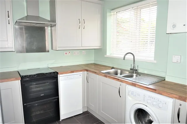 Corbett Drive, Lightwater, GU18, photo 2